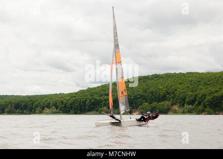 Regata a serbatoio di Kharkov 2017 Barca a vela si sposta sulle onde di una giornata di vento contro una nuvola sfondo cielo Foto Stock