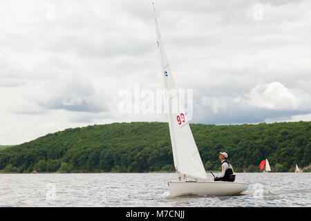 Regata a serbatoio di Kharkov 2017 Barca a vela si sposta sulle onde di una giornata di vento contro una nuvola sfondo cielo Foto Stock