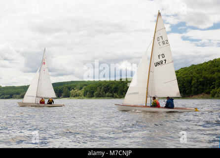 Regata a serbatoio di Kharkov 2017 Barca a vela si sposta sulle onde di una giornata di vento contro una nuvola sfondo cielo Foto Stock