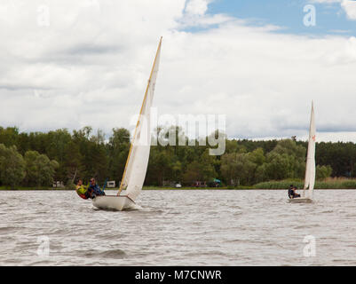 Regata a serbatoio di Kharkov 2017 Barca a vela si sposta sulle onde di una giornata di vento contro una nuvola sfondo cielo Foto Stock