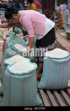 Il riso per la vendita nel mercato di mattina a Luang Prabang, Laos Foto Stock