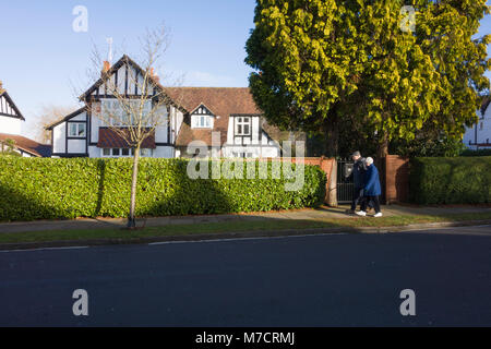 Tipico inglese distaccato Neo-Tudor casa suburbana dietro siepi in Bristol, Regno Unito. Foto Stock