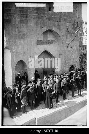 Entrata del maresciallo di campo Allenby, Gerusalemme, Dicembre 11, 1917. Monaco francescano la lettura della proclamazione in italiano matpc LOC.00173 Foto Stock