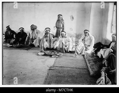 Dintorni di Gerusalemme. Un 'Cenacolo' camera ospiti. Gli ospiti del contadino la partecipazione di un pasto matpc LOC.02644 Foto Stock