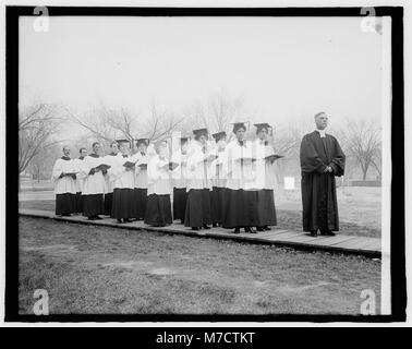 Questa fotografia raffigura il coro della Chiesa dell'Epifania, che mostra il coinvolgimento del gruppo nel culto e nella vita religiosa della comunità. Foto Stock