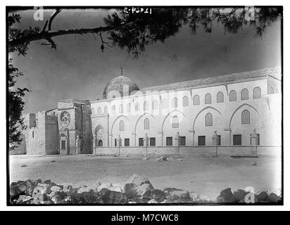 Una fotografia dell'esterno della moschea al-Aqsa di Gerusalemme, uno dei luoghi più sacri dell'Islam. Questa vista mette in evidenza le caratteristiche architettoniche e il significato storico della moschea. Foto Stock