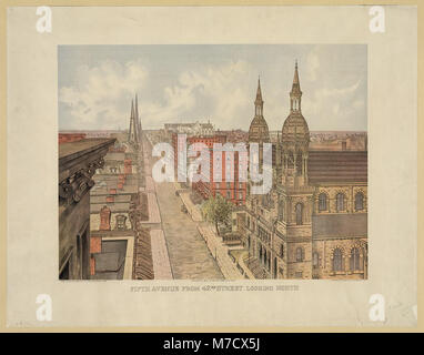 Una vista che guarda a nord lungo la Fifth Avenue dalla 42nd Street, catturando la scena urbana di Manhattan, con grattacieli e traffico tipici di New York City. Foto Stock