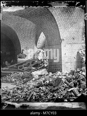 Questa vista interna di Fort Pulaski, Georgia, mostra la breccia causata dall'artiglieria dell'Unione durante la guerra civile, illustrando il ruolo del forte nelle difese confederate e la sua eventuale resa. Foto Stock