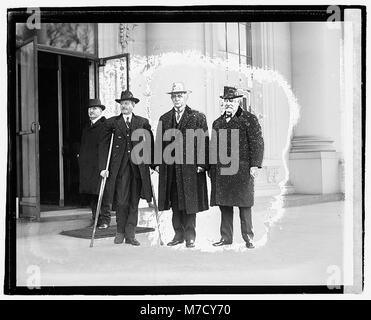 Una fotografia in bianco e nero del 6 dicembre 1920, che mostra quattro uomini in piedi fuori da un edificio. Questa immagine storica cattura gli individui in un ambiente all'aperto, probabilmente per un evento formale o una riunione. Foto Stock