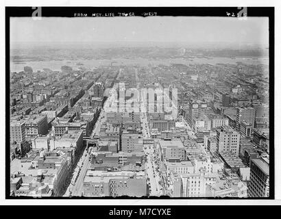 Una vista dalla MetLife Tower che guarda ad ovest verso il fiume Hudson, catturando lo skyline di Manhattan all'inizio del XX secolo. Foto Stock