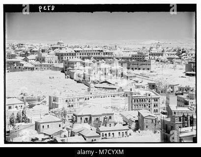 Una vista aerea presa dalla torre YMCA, guardando a nord verso Ramallah, che mostra il paesaggio della regione con la città visibile in lontananza. Foto Stock