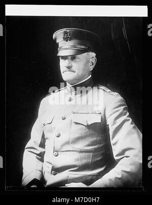 Un ritratto del generale John J. Pershing, un importante leader militare noto per il suo ruolo nella prima guerra mondiale, catturato in un'immagine formale. Foto Stock