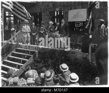 Vista generale alla posa del Congressional Country Club pietra d angolo - Herbert Hoover dietro al tavolo con altri LCCN2002695668 Foto Stock