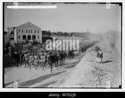 Ufficiali tedeschi voce una linea di 600 prigionieri catturati nei pressi di Gerico, Luglio 15th, 1918 matpc LOC.02265 Foto Stock