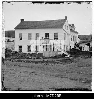 Una fotografia di John L. Burns seduto alla porta del suo cottage a Gettysburg, Pennsylvania, che cattura un momento storico dopo la battaglia di Gettysburg. Foto Stock