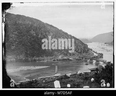 Questa fotografia offre una vista dal cimitero di Harper's Ferry, West Virginia. Conosciuto per la sua storia della guerra civile, il sito è un punto di riferimento storico chiave nella storia americana. Foto Stock