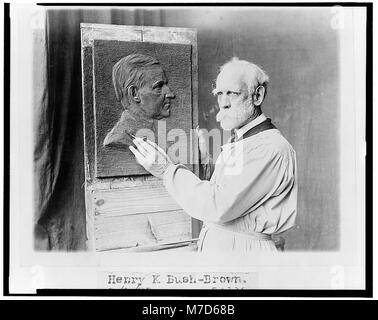 Henry K. Bush-Brown, mezza lunghezza ritratto, indossando il soprabito e lavorando al suo bassorilievo ritratto di Calvin Coolidge LCCN2002712393 Foto Stock