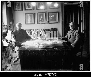 Hugh L. Scott & Tasker H. Bliss al desk hec LOC.13681 Foto Stock