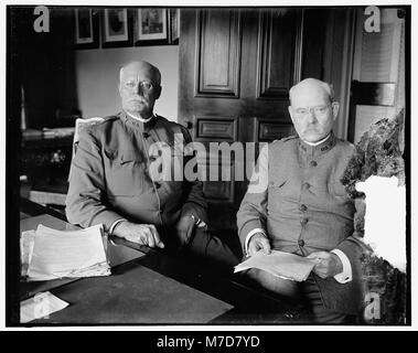 Hugh L. Scott & Tasker H. Bliss al desk hec LOC.13682 Foto Stock