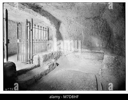 Questa fotografia ravvicinata mostra l'interno della Tomba Giardino, un sito storico di Gerusalemme, che si pensa sia il luogo di sepoltura di Gesù Cristo. L'immagine cattura la struttura in pietra all'interno della tomba. Foto Stock