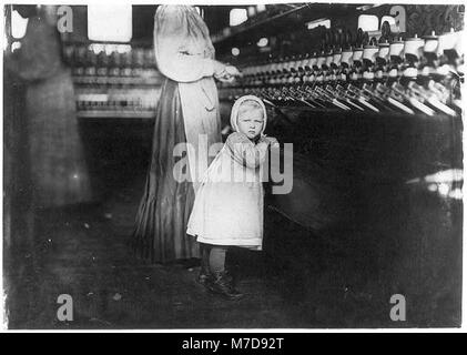 Ivey Mill, Hickory, N.C. Piccolo, 3 anni, che visiti e gioca nel mulino. Figlia del sorvegliante. LOC cph.3A48537 Foto Stock