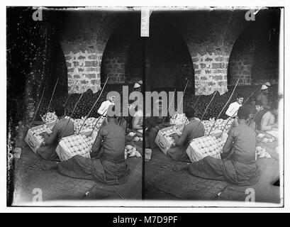 Questa fotografia cattura il processo di imballaggio ed esportazione delle arance a Jaffa, mostrando l'industria agricola della regione. Foto Stock