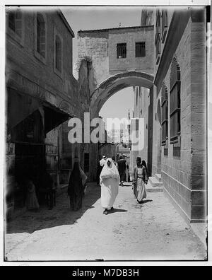 Un'immagine della via dolorosa a Gerusalemme, con l'Arco dell'Ecce Homo, un significativo sito religioso e storico. Foto Stock