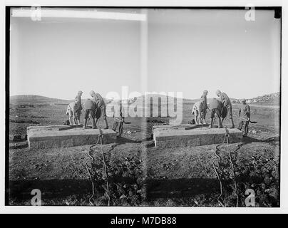 Gerusalemme opere d'acqua. La pulizia di una delle molle ad Ain Arroub matpc LOC.02270 Foto Stock