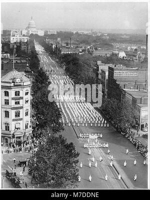 Una fotografia dall'alto di una parata del Ku Klux Klan che marciava lungo Pennsylvania Avenue, Washington, D.C., catturando un evento storico negli Stati Uniti Foto Stock