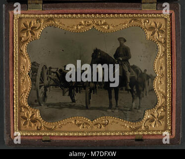 Il privato Davis J. Shepard dell'11th New York Light Artillery Battery è mostrato in uniforme a cavallo accanto a un cannone, illustrando il suo ruolo nell'esercito durante la guerra civile. Questa immagine sottolinea il ruolo dell'artiglieria nelle operazioni in tempo di guerra. Foto Stock