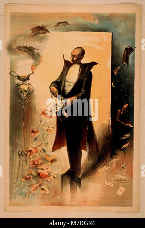 Un mago che esegue un'illusione, tira rose da un cappello, con esseri soprannaturali che lo circondano, catturando un momento di performance magica. Foto Stock