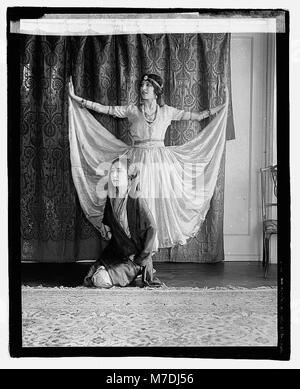 Una fotografia di Mary Howry ed Elizabeth Ormand, presa per documenti storici. L'immagine cattura due donne, probabilmente di notevole significato sociale o culturale, in un ambiente formale. Foto Stock
