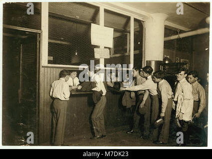 Una fotografia di messaggeri del telegrafo postale presso l'ufficio principale di Broadway, New York, alla fine della loro giornata lavorativa, mostrando le loro uniformi e il loro comportamento disciplinato. Foto Stock