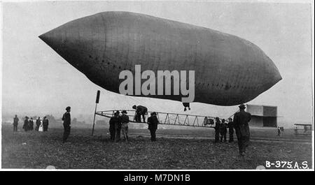 Il sig. Lincoln Beachey in Thomas Scott Baldwin il dirigibile a San Louis Exposition - 1904 LCCN2001705773 Foto Stock