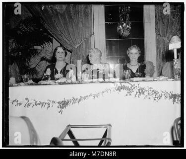 La sig.ra Cordell Hull, moglie del Sec. di stato; Sallie Picket, ex presidente del club; la sig.ra Charles Evans Hughes, moglie del capo della giustizia LCCN2016863020 Foto Stock