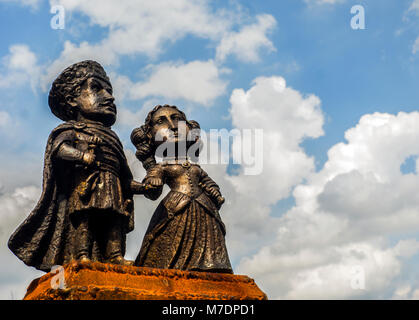 Il rame scultura medievale della coppia contro un cielo blu con nuvole nel castello Palanok, Mukaevo, Ucraina Occidentale Foto Stock