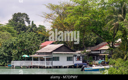 Una casa su palafitte sopra l'acqua sull'isola di Pulau Ubin, Singapore. Foto Stock