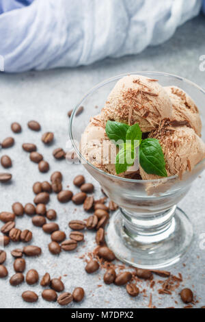 In casa Caffè gelato con cioccolato e menta. Messa a fuoco selettiva Foto Stock