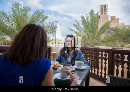 Due donne aventi la colazione e il caffè a Madinat Jumeirah Dubai EMIRATI ARABI UNITI Foto Stock