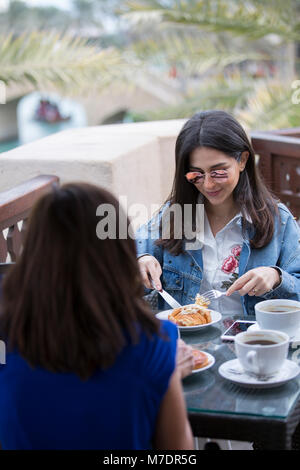 Due donne aventi la colazione e il caffè a Madinat Jumeirah Dubai EMIRATI ARABI UNITI Foto Stock