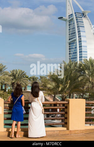 Turisti femmina a Madinat Jumeirah Dubai EMIRATI ARABI UNITI Foto Stock