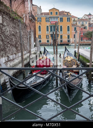 Vista sul Canal Grande vicino al Ponte dell'Accademia, con due gondole in primo piano. Foto Stock