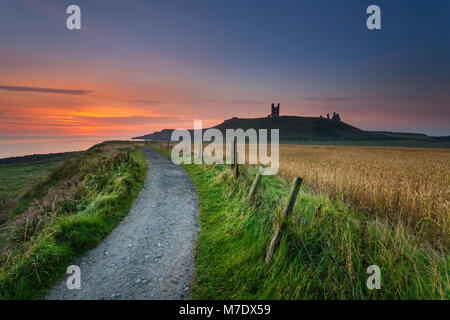 Il castello di Dunstanburgh in Northumberland. Foto Stock