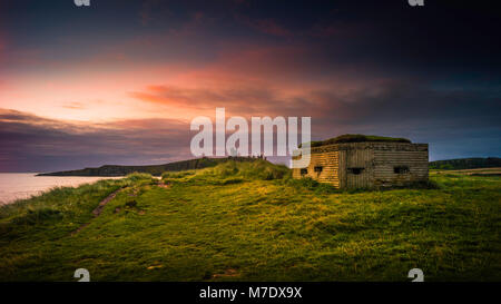 Le strutture difensive del medioevo e WW2 sulla costa di Northumberland. Foto Stock