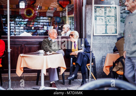 Uomini anziani seduti a parlare davanti a un caffè all'Atlantico cafe, bar, Santa Cruz, archiviazione di fotografia, 1994, Tenerife, Isole Canarie, Spagna Foto Stock