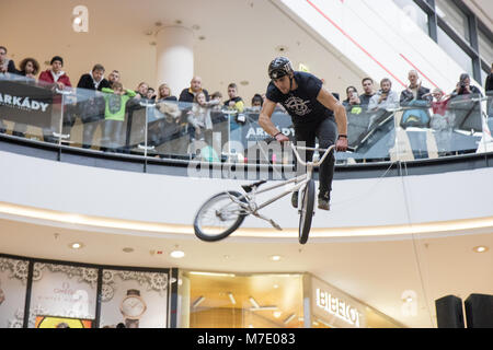 Arkady Pankrac Mall, Praga - 3 Marzo: ciclista vola sopra l'ultimo ostacolo durante giù Mall Tour 2018 Il 3 marzo 2018 a Arkady Pankrac Mall 2018, Pra Foto Stock