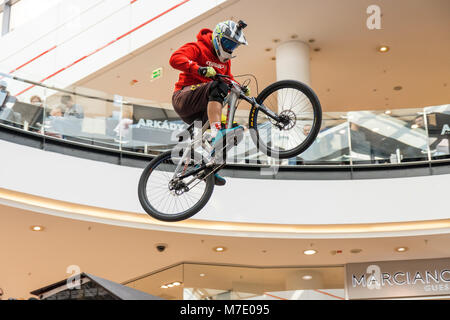 Arkady Pankrac Mall, Praga - 3 Marzo: ciclista vola sopra l'ultimo ostacolo durante giù Mall Tour 2018 Il 3 marzo 2018 a Arkady Pankrac Mall 2018, Pra Foto Stock