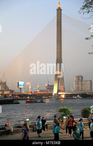 Thailandia, Bangkok, Rama VIII ponte, sul Fiume Chao Phraya, persone Foto Stock