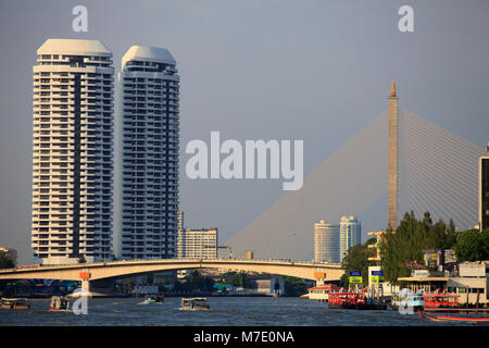 Thailandia, Bangkok, sul Fiume Chao Phraya, Rama VIII Bridge, grattacieli, skyline, Foto Stock