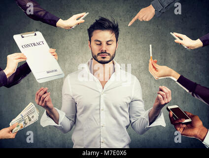 Giovane uomo d affari è meditare per alleviare lo stress della frenetica vita aziendale Foto Stock